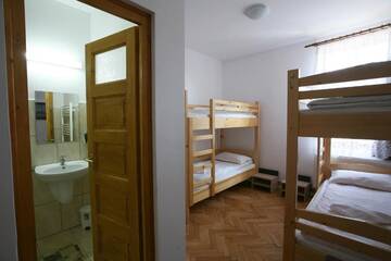 Фото номера Четырехместный номер с ванной комнатой Хостелы Tolerancia Hostel г. Cristuru Secuiesc 18