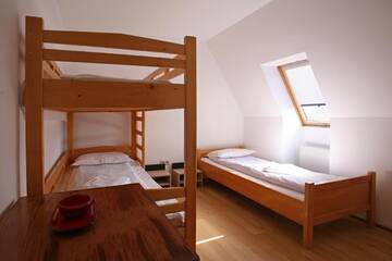 Фото номера Трехместный номер Хостелы Tolerancia Hostel г. Cristuru Secuiesc 6