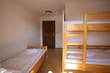 Фото номера Трехместный номер Хостелы Tolerancia Hostel г. Cristuru Secuiesc 4