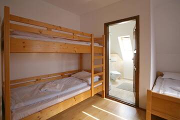 Фото номера Четырехместный номер с ванной комнатой Хостелы Tolerancia Hostel г. Cristuru Secuiesc 6