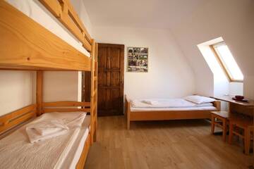 Фото номера Четырехместный номер с ванной комнатой Хостелы Tolerancia Hostel г. Cristuru Secuiesc 5