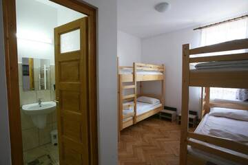 Фото номера Четырехместный номер с ванной комнатой Хостелы Tolerancia Hostel г. Cristuru Secuiesc 10
