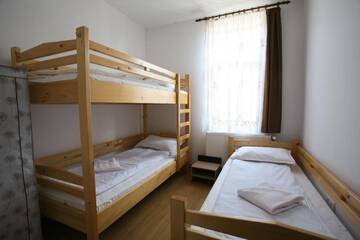 Фото номера Трехместный номер Хостелы Tolerancia Hostel г. Cristuru Secuiesc 7