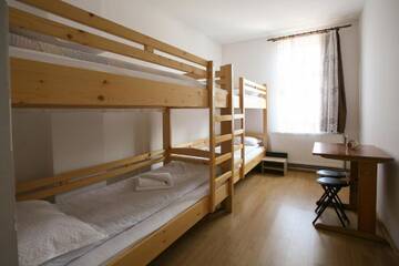 Фото номера Четырехместный номер с ванной комнатой Хостелы Tolerancia Hostel г. Cristuru Secuiesc 9