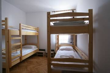 Фото номера Четырехместный номер с ванной комнатой Хостелы Tolerancia Hostel г. Cristuru Secuiesc 11